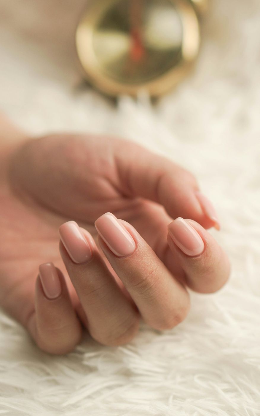 Imagen de referencia: mano con manicura natural