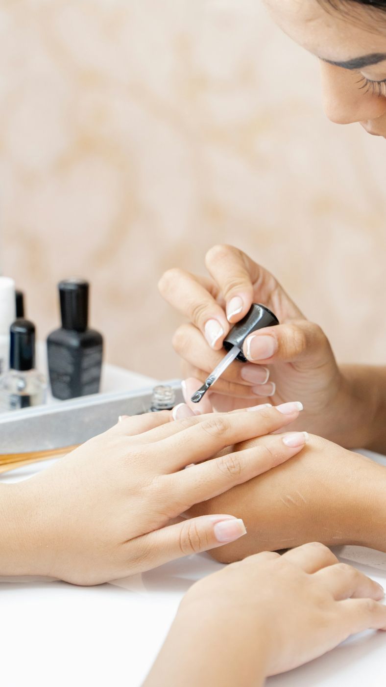 Imagen de referencia: manicura con esmaltes al fondo